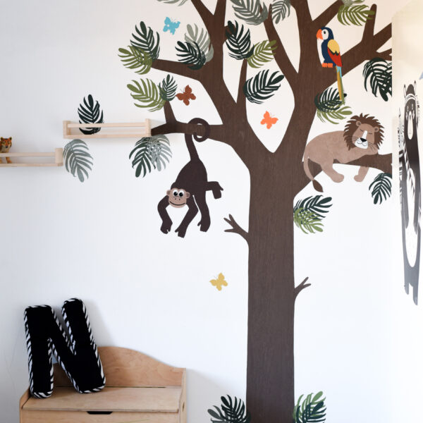 junglekamer muurdecoratie behangboom babykamer kinderkamerinrichting behang leeuw aap newborn ledikant