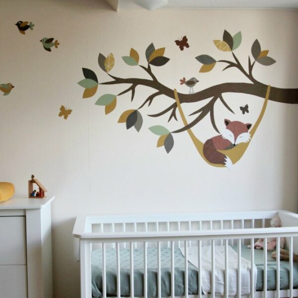 Vos in hangmat muurdecoratie babykamer behang upside down