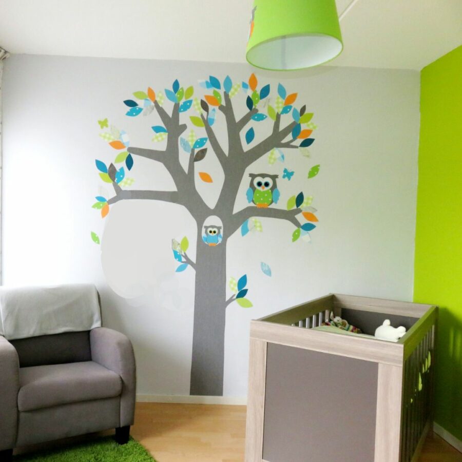 Muurdecoratie babykamer behangboom in kleuren limegroen-aquablauw-oranje behang